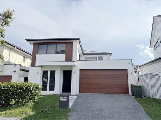 Modern 5-Bedroom Home with Full Air-Conditioning - Photo 1