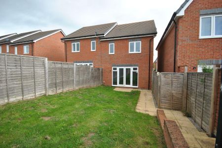 3 bedroom semi-detached house to rent - Photo 3