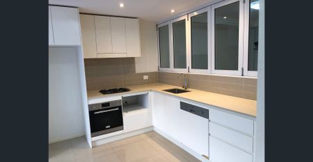 Enormous Courtyard - Photo 4