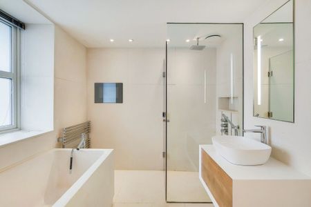 3 Bedroom Penthouse To Let - Photo 4
