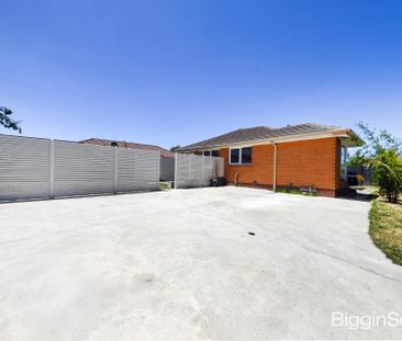 Modern 3-Bedroom Home in Prime Brentwood School Zone - Photo 2