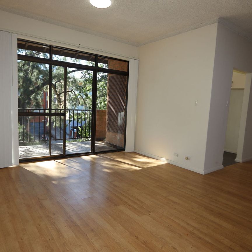Modern Top Floor Two Bedroom Unit with Ensuite. - Photo 1