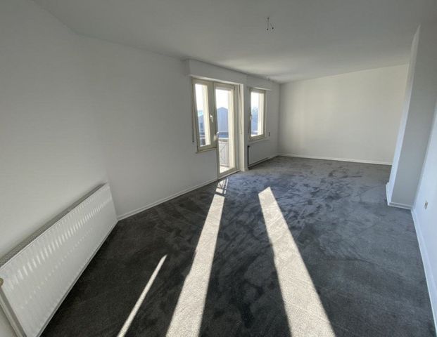 Hier wohnen Sie zentrumsnah! Gepflegte 2 ZKB-Wohnung mit Balkon in GT-City - Photo 1