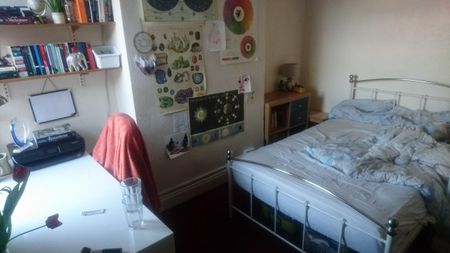 7 Bed House, NO FEES £85 great communal space and close to Uni+Shops - Photo 3