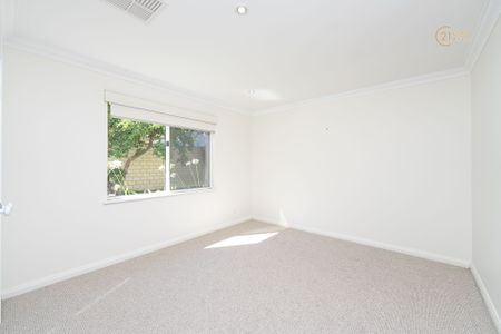 Walk to the Foreshore @ $1200 Per Week - Photo 5