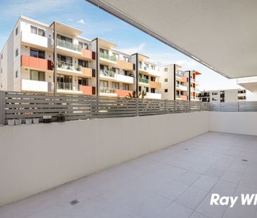 IMMACULATE AND SPACIOUS GROUND FLOOR Two Bedroom Apartment Close to... - Photo 1