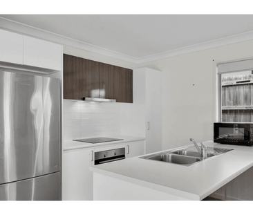 Bright and Contemporary Four Bedroom Home! - Photo 4