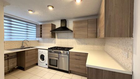 Bostocke Close, Laindon, Basildon - Photo 4