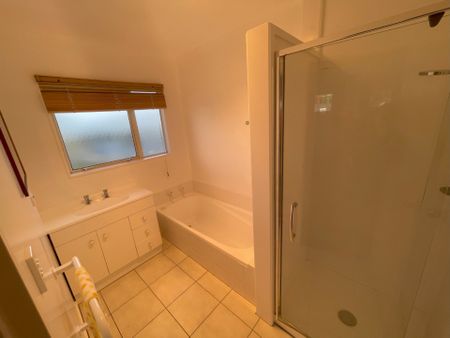 Stanmore Bay - 3 Bedrooms - Photo 3