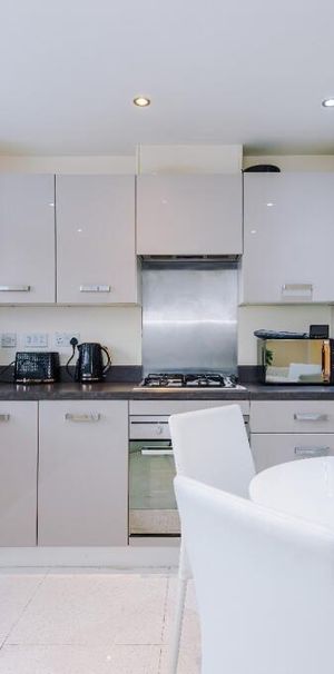 1 bedroom in a flat share to rent - Photo 1