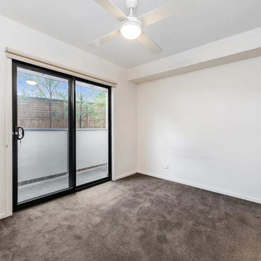 Spacious Two‑Storey Low‑Density Apartment with Private Courtyard – Prime Location Near Transport & Amenities, Long - Photo 1