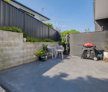 Gorgeous 3 Bedroom Townhouse with 2 Living Areas! - Photo 1