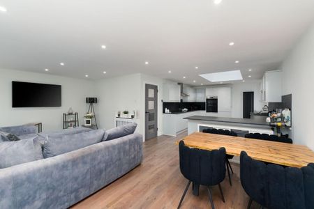 3 bedroom detached bungalow to rent - Photo 2