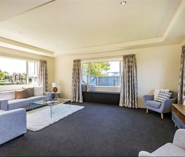 Three car Garaging! - Photo 3