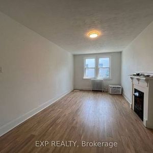 Spacious two-bedroom apt in a prime location Toronto - Photo 2