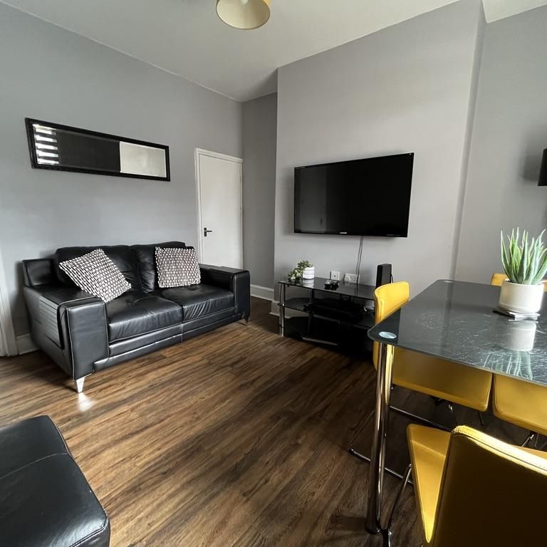 4 bedroom terraced house to rent - Photo 1