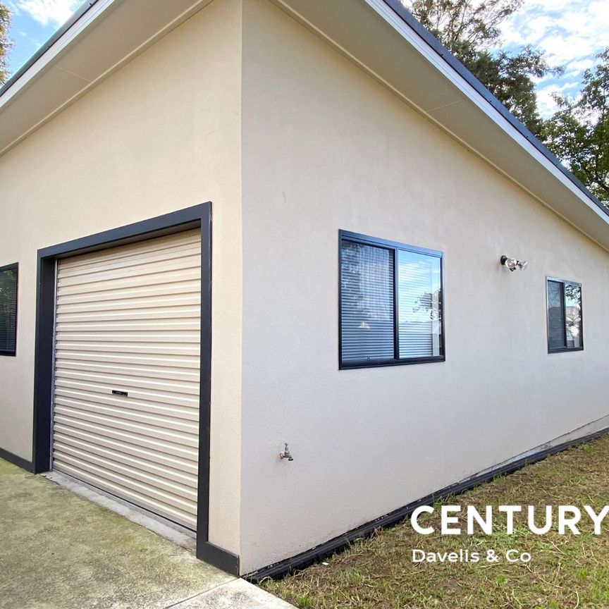 Three Bedroom Private Entry Granny Flat - Includes Water&excl; - Photo 1