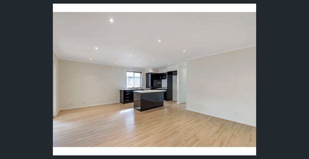 IMMACULATE 3 BEDROOM HOME CLOSE TO EVERYTHING! - Photo 1