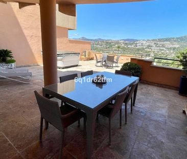 2 Bedroom Apartment For Rent in Nueva Andalucía, Málaga - Photo 5