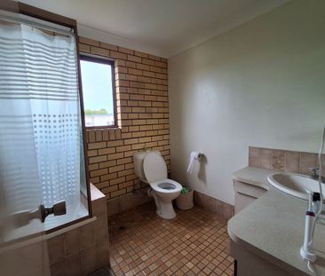 Charming Townhouse in Heart of Redcliffe - Photo 2