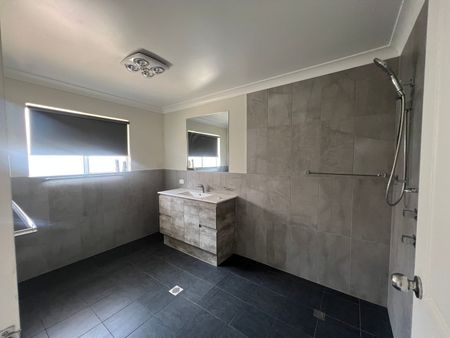 Fully Furnished Three Bedroom Home - Photo 5