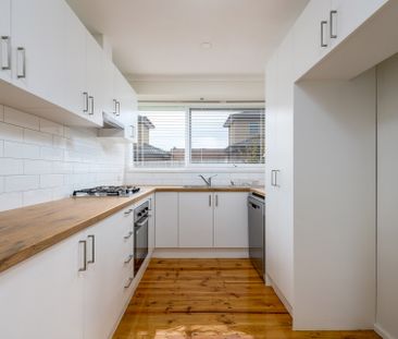 READY TO MOVE? DISCOVER MULGRAVE’S FINEST FAMILY HOME! - Photo 6