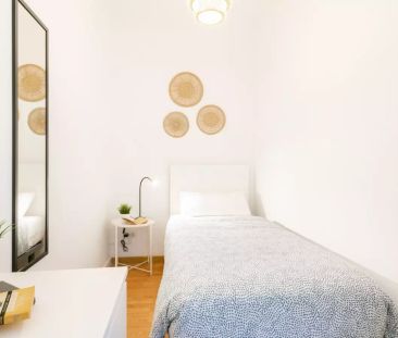Room for rent in a 5-bedroom apartment in Sant Pau, Barcelona - Photo 6