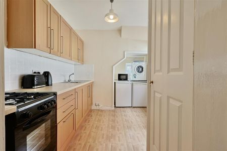 2 bedroom Student Flat to rent in Grosvenor Road, Jesmond, Newcastle Upon Tyne, NE2 - Photo 3