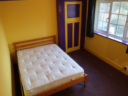 4 Bed Semi-Detached House, Forty Avenue, HA9 - Photo 3