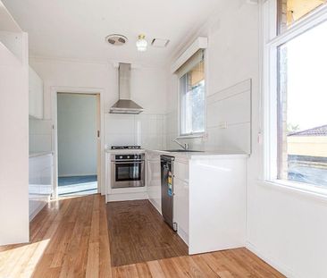 Charming Family Home in a Prime Mount Waverley - Photo 1