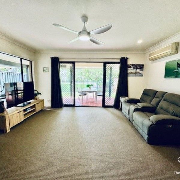 Spacious Townhouse with Lakes Views - Photo 1