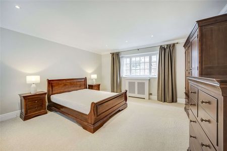 A charming three bedroom maisonette in this quiet mews in St James. - Photo 5