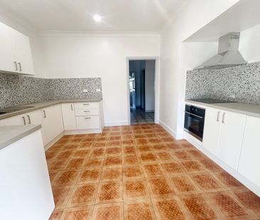 4 BEDROOM FAMILY HOME - Photo 3