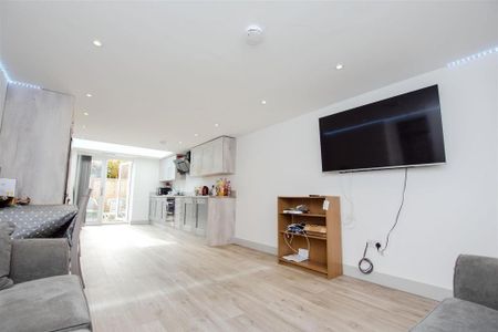 6 bedroom house to rent - Photo 2