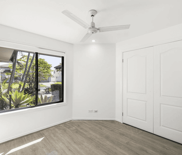 Elegant family home with swimming pool - Photo 3