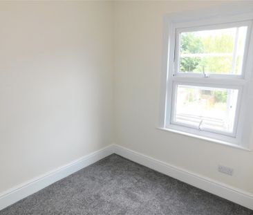 2 bedroom mid terrace to let - Photo 4