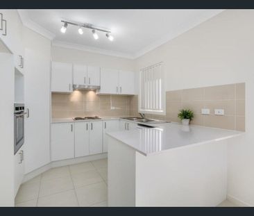 Modern Family Residence in a Quiet, Convenient Location - Photo 2