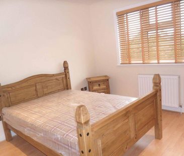 4 bedroom semi-detached house to rent - Photo 4