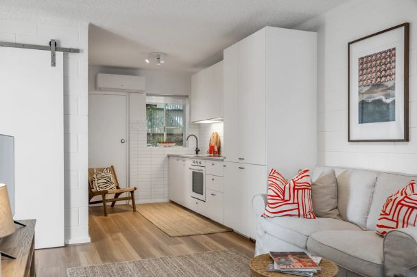 Fully Furnished Two Bedroom Unit in Prime Coastal Location only moments to the beach - Photo 1