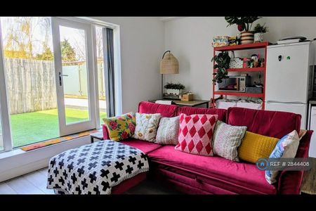 2 bedroom flat to rent - Photo 2