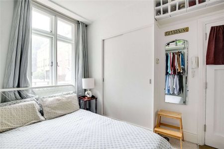 Charming period studio apartment, enviably located on a pretty residential street to the south of St. James Park. - Photo 3