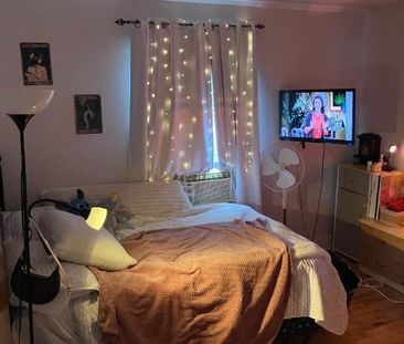 Beau 5½, grande cour pour 4 voitures, immense locker, solarium. À S... - Photo 3