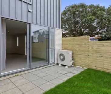 Modern Spacious Townhouse in Petone - Photo 3