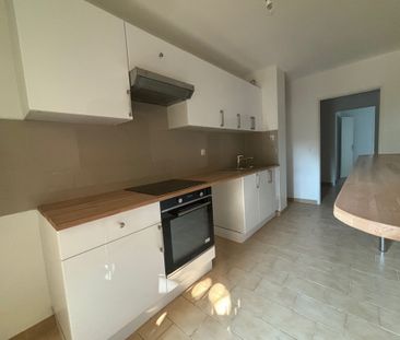 Appartement 3 pièces 69m2 MARSEILLE 10EME 970 euros - Photo 1