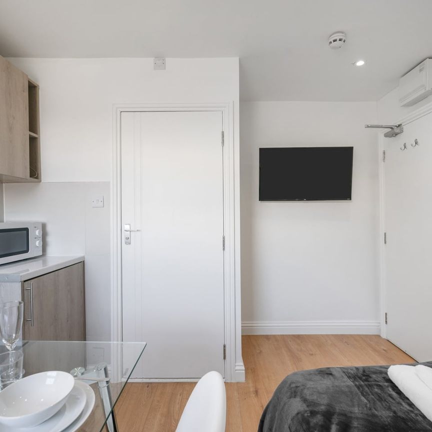 Studio Flat, Mitcham Road, SW17 - Photo 1