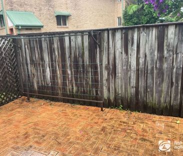 Spacious townhouse, close to shops and transport - Photo 4