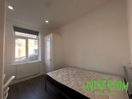3 bedroom flat to rent - Photo 5