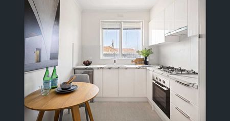 Contemporary charm in a convenient location - Photo 3
