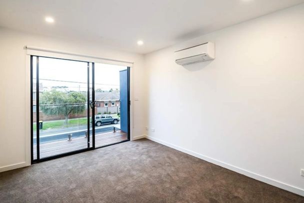 MODERN TOWNHOUSE | CONVENIENT LOCATION! - Photo 1