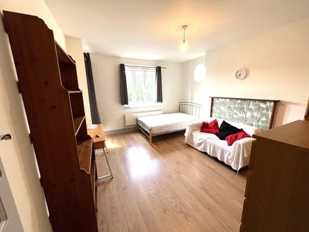 4 Bed Flat, Boughton House, SE1 - Photo 2